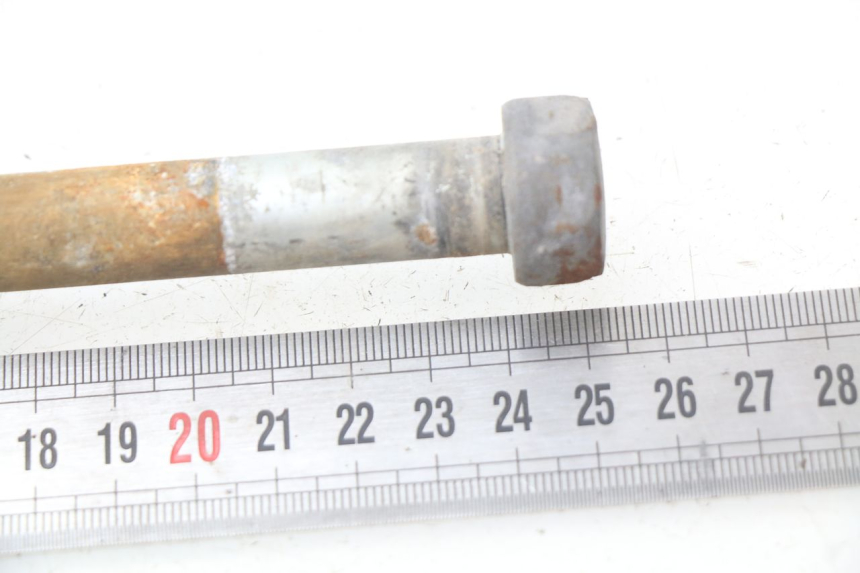 photo de REAR WHEEL AXLE YAMAHA SR 125 (1982 - 2003)