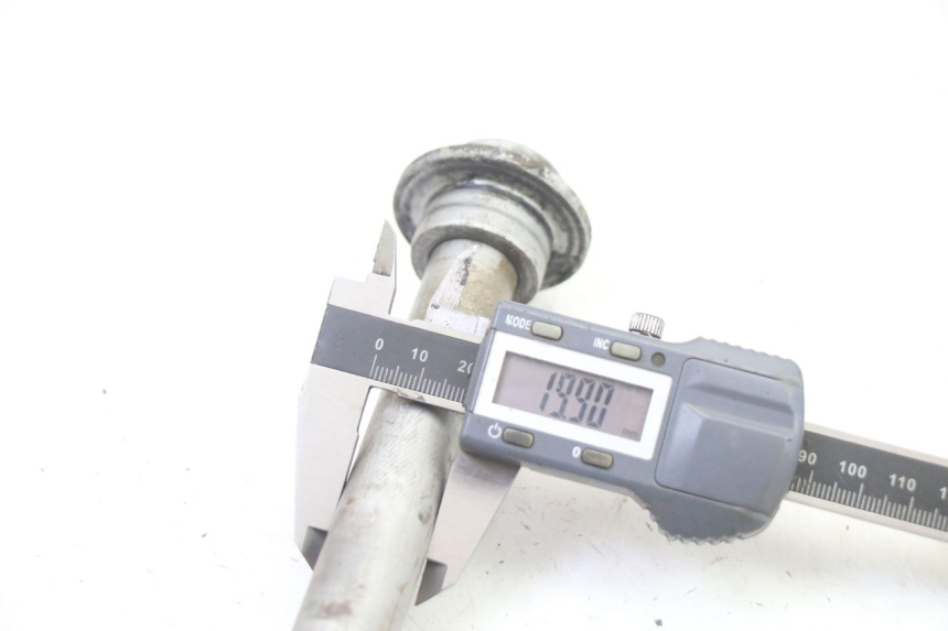 photo de REAR WHEEL AXLE HONDA ST PAN EUROPEAN 1300 (2002 - 2013)