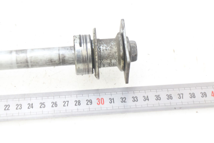 photo de REAR WHEEL AXLE SUZUKI SV N 650 (1999 - 2002)