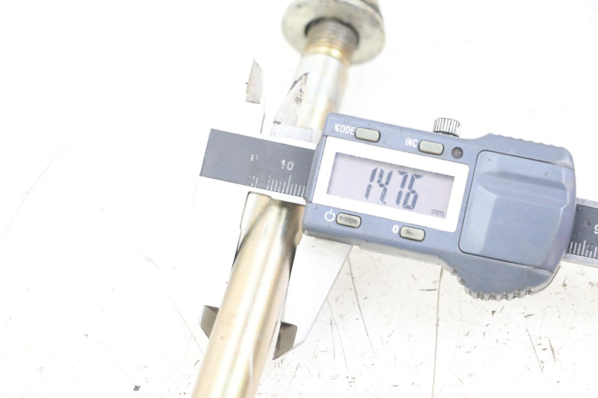 photo de REAR WHEEL AXLE SYM XS 125 (2007 - 2016)