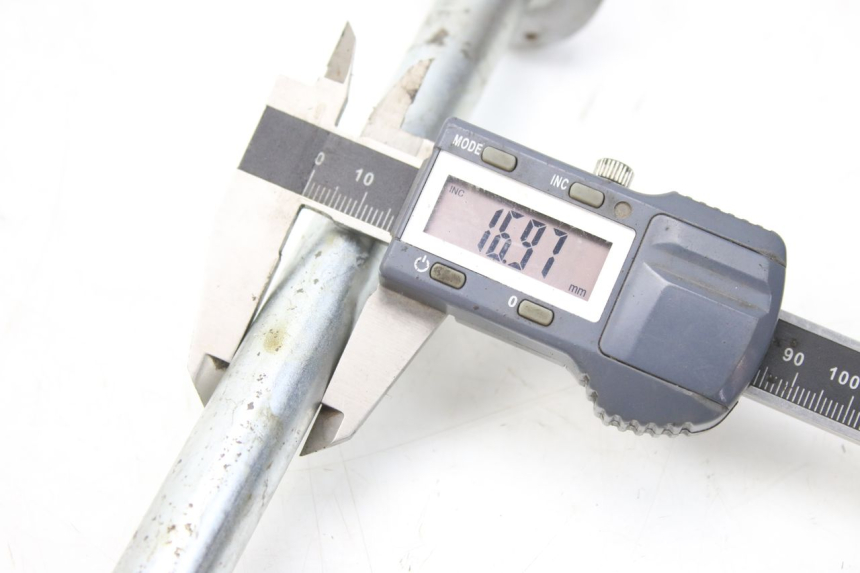 photo de REAR WHEEL AXLE YAMAHA TDR DELTABOX 125 (1993 - 2003)