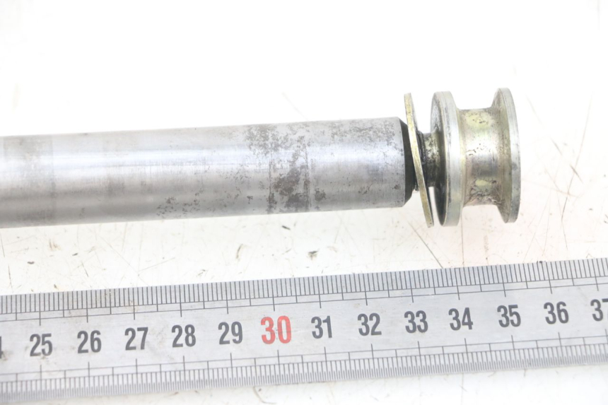 photo de REAR WHEEL AXLE TRIUMPH SPEED TRIPLE T301 900 (1994 - 1996)