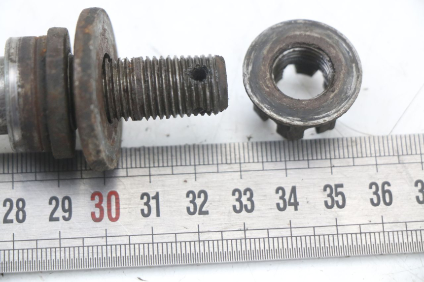 photo de REAR WHEEL AXLE YAMAHA XJ F 900 (1983 - 1994)