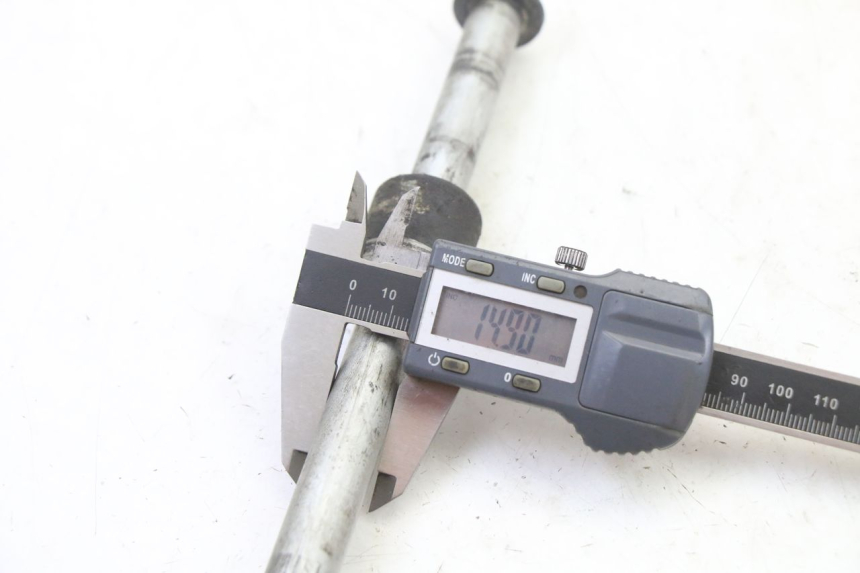 photo de REAR WHEEL AXLE HONDA XLV VARADERO 125 (2000 - 2006)