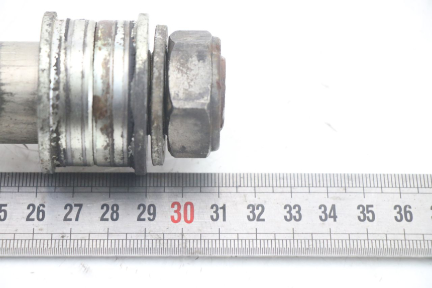 photo de REAR WHEEL AXLE YAMAHA FZ6 FAZER S2 600 (2007 - 2011)