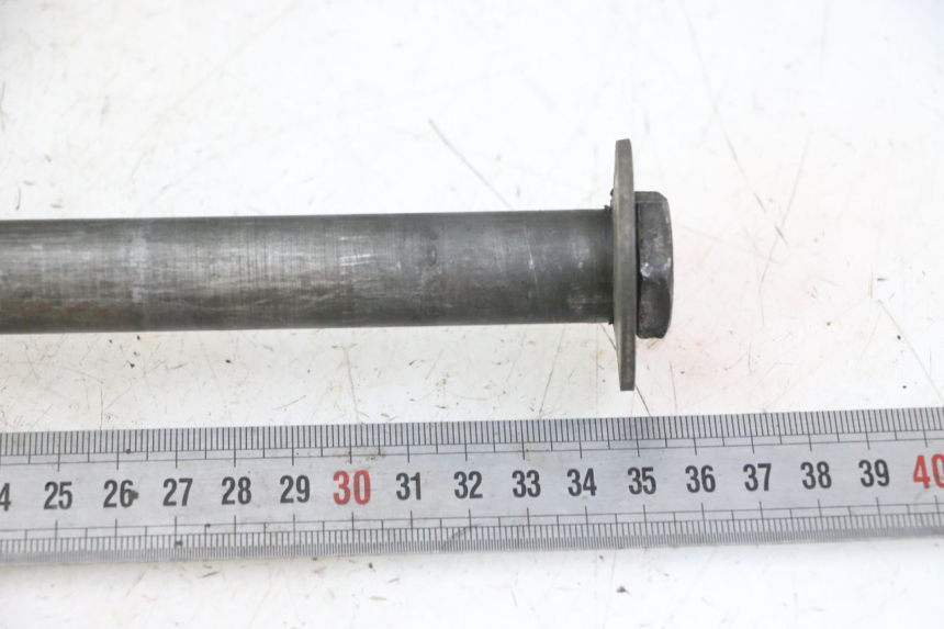 photo de REAR WHEEL AXLE YAMAHA FZS FAZER 600 (2001 - 2003)