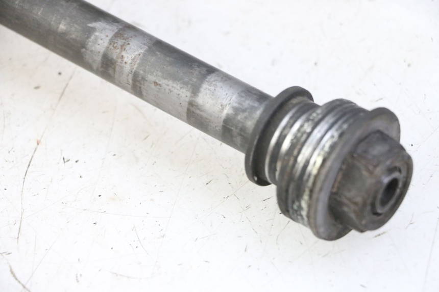 photo de REAR WHEEL AXLE YAMAHA FZS FAZER 600 (2001 - 2003)
