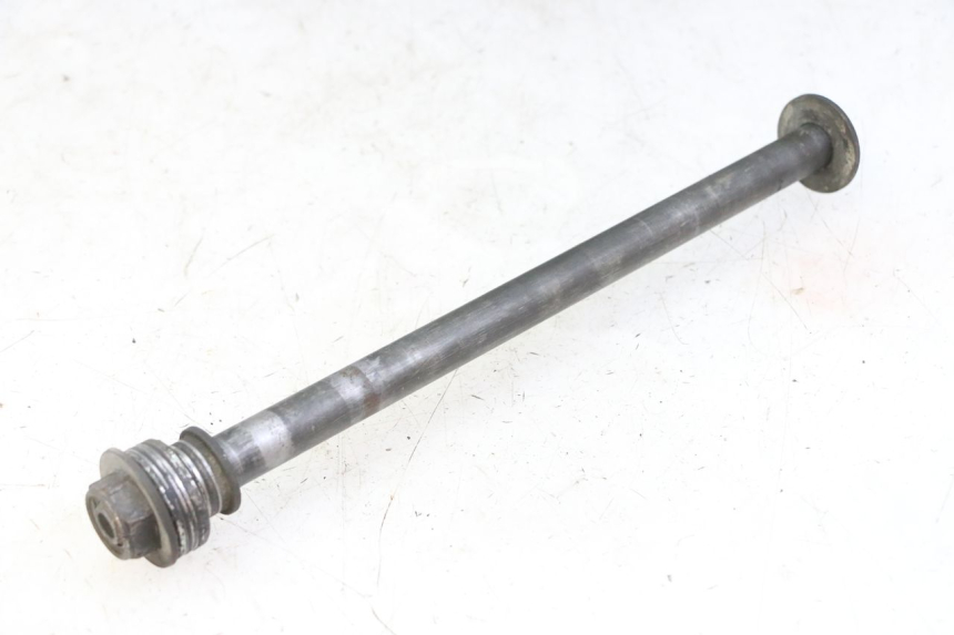 photo de REAR WHEEL AXLE YAMAHA FZS FAZER 600 (2001 - 2003)