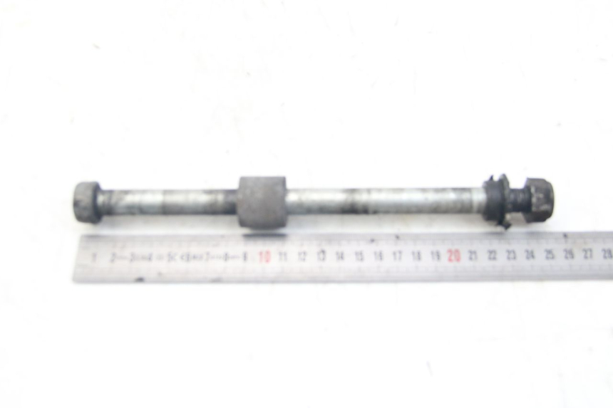 photo de REAR WHEEL AXLE YAMAHA SR 125 (1996 - 2003)