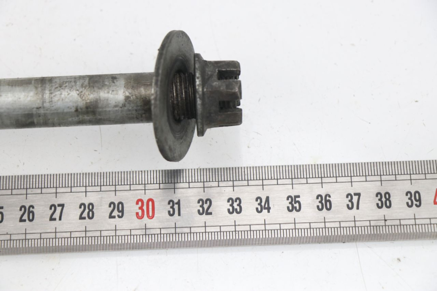 photo de REAR WHEEL AXLE YAMAHA TDM 3VD 850 (1991 - 1995)