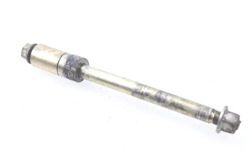 photo de REAR WHEEL AXLE YAMAHA YBR 125 (2007 - 2009)