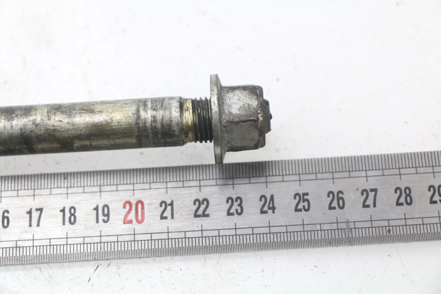 photo de REAR WHEEL AXLE YAMAHA YBR 125 (2007 - 2009)