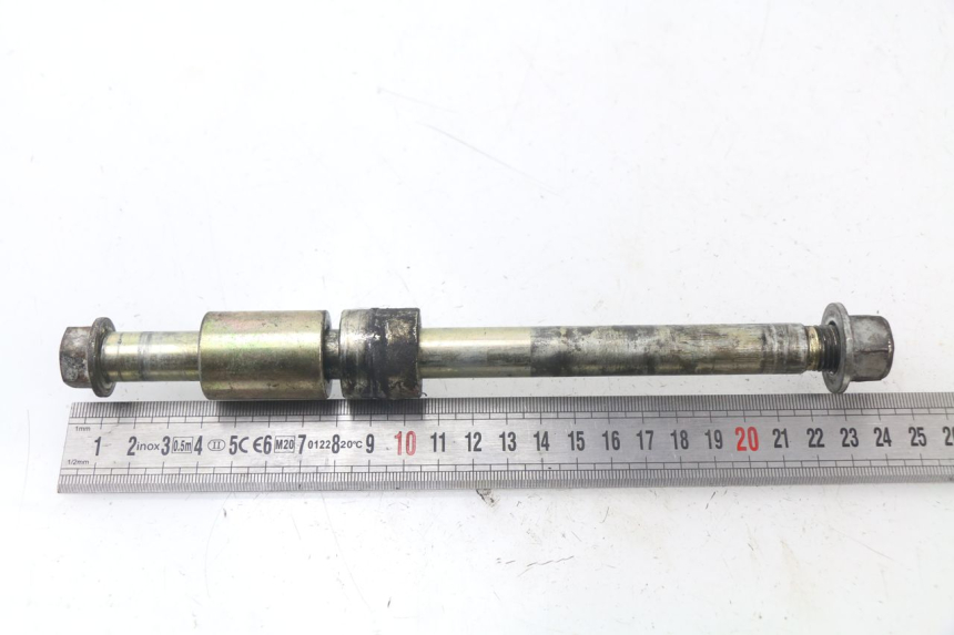 photo de REAR WHEEL AXLE YAMAHA YBR 125 (2007 - 2009)