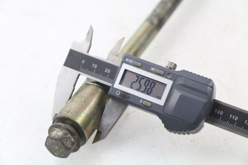 photo de REAR WHEEL AXLE YAMAHA YBR 125 (2007 - 2009)