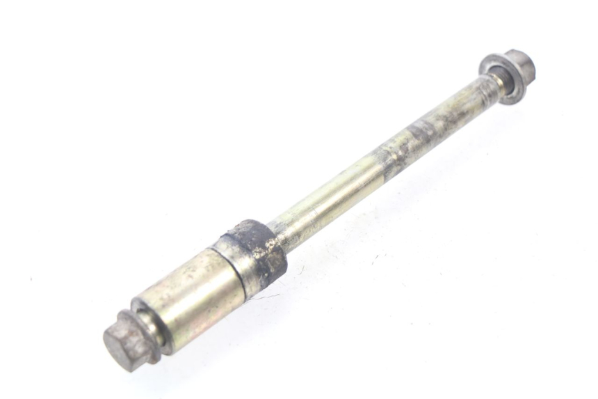 photo de REAR WHEEL AXLE YAMAHA YBR 125 (2007 - 2009)