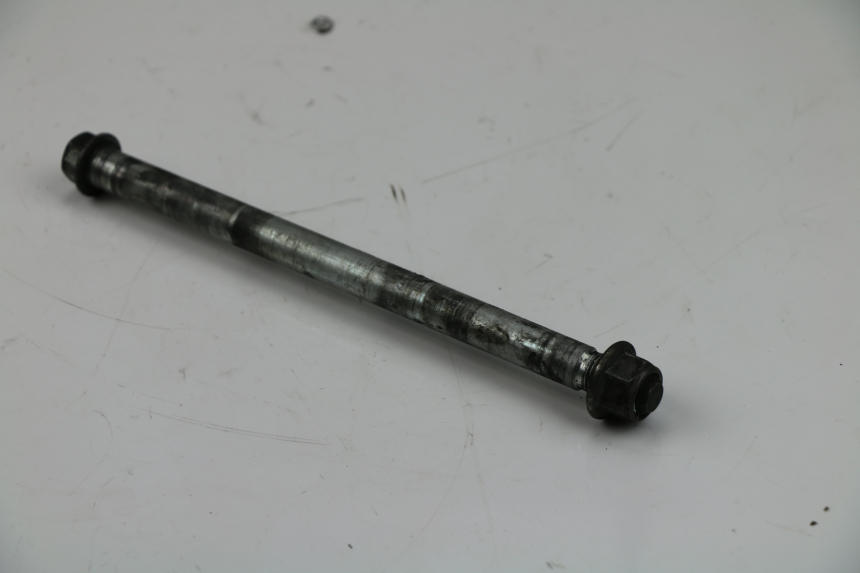 photo de REAR WHEEL AXLE YAMAHA YBR 125