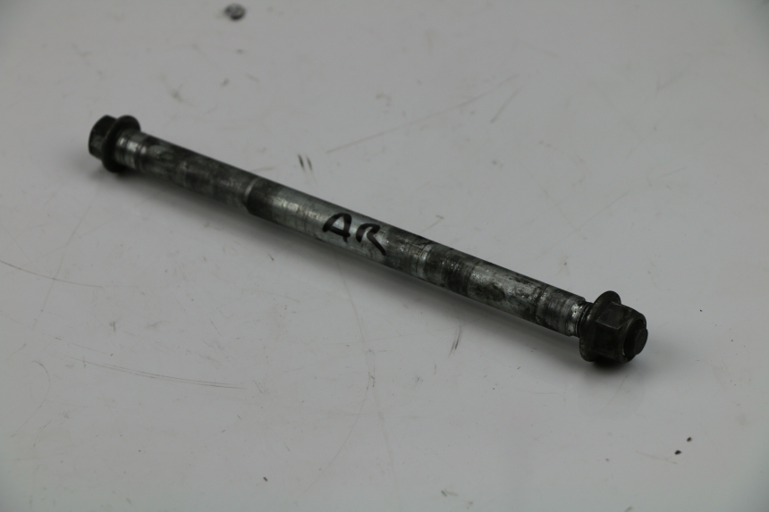 photo de REAR WHEEL AXLE YAMAHA YBR 125