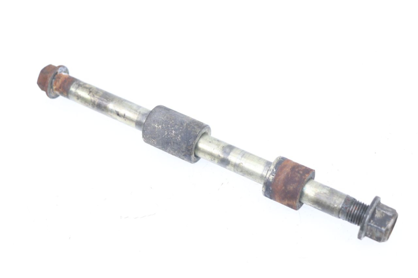 photo de REAR WHEEL AXLE YAMAHA YBR 125 (2004 - 2006)