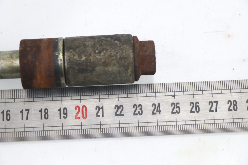 photo de REAR WHEEL AXLE YAMAHA YBR 125 (2004 - 2006)