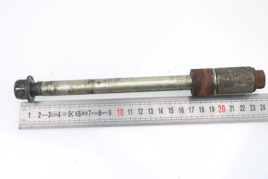photo de REAR WHEEL AXLE YAMAHA YBR 125 (2004 - 2006)