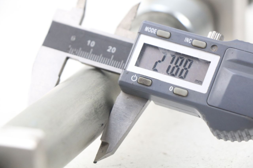 photo de REAR WHEEL AXLE YAMAHA YP T-MAX TMAX 530 (2017 - 2020)