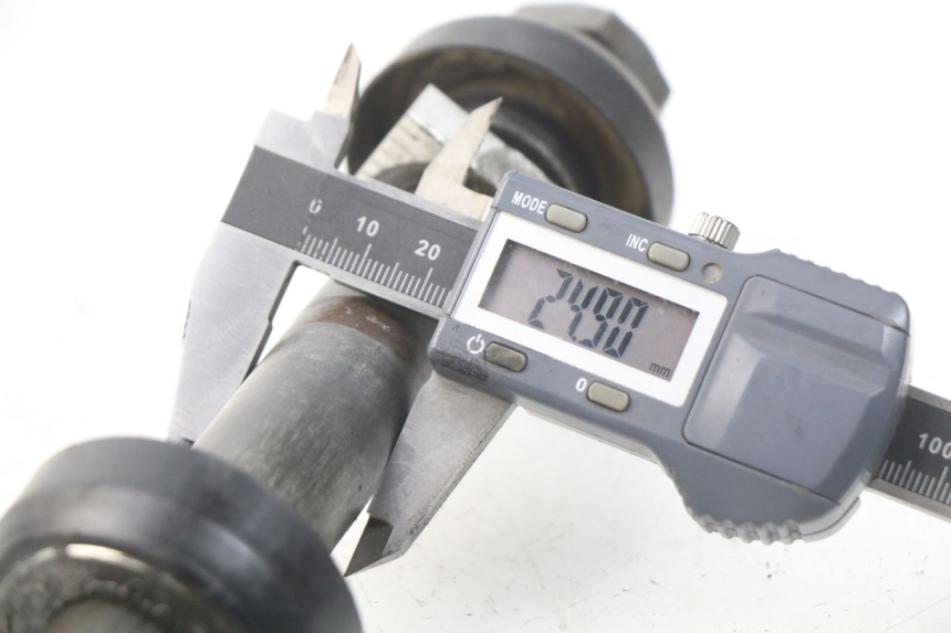 photo de REAR WHEEL AXLE YAMAHA YZ-F YZF 250 (2014 - 2018)