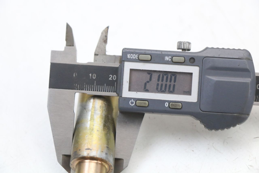 photo de FRONT WHEEL AXLE HYOSUNG GV AQUILA 125 (2000 - 2004)