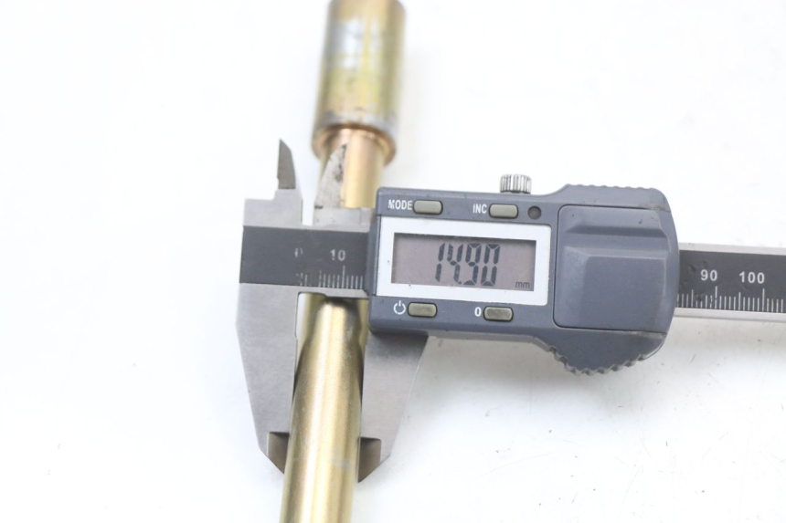 photo de FRONT WHEEL AXLE HYOSUNG GV AQUILA 125 (2000 - 2004)