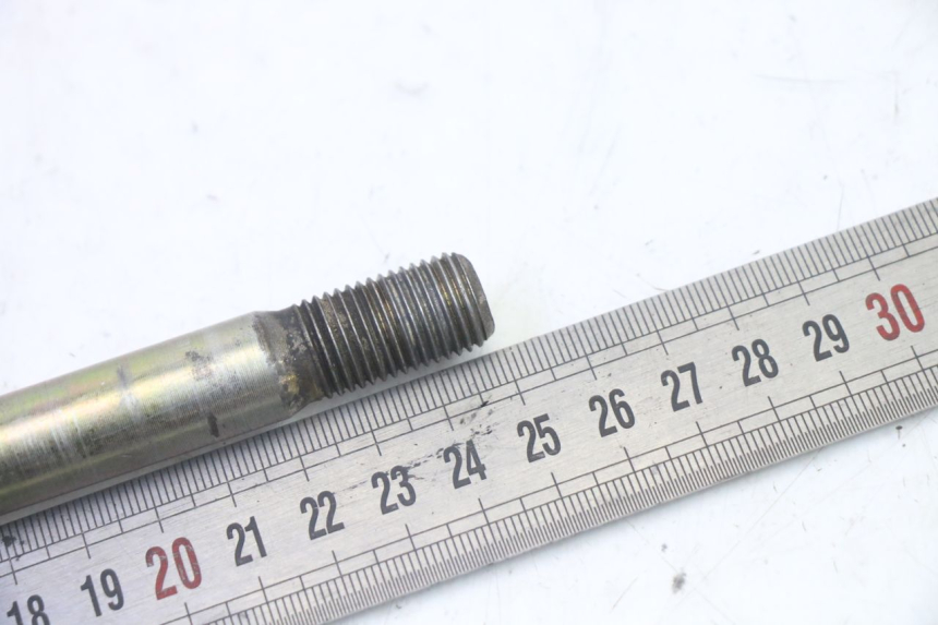 photo de FRONT WHEEL AXLE HYOSUNG GV AQUILA 125 (2000 - 2004)