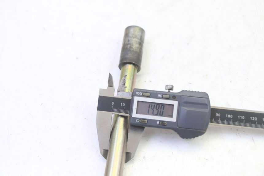 photo de FRONT WHEEL AXLE HYOSUNG GV AQUILA 125 (2000 - 2004)