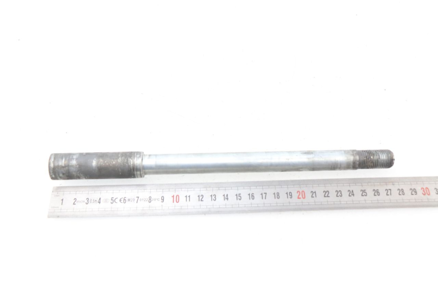 photo de FRONT WHEEL AXLE SUZUKI BURGMAN 650 (2002 - 2004)
