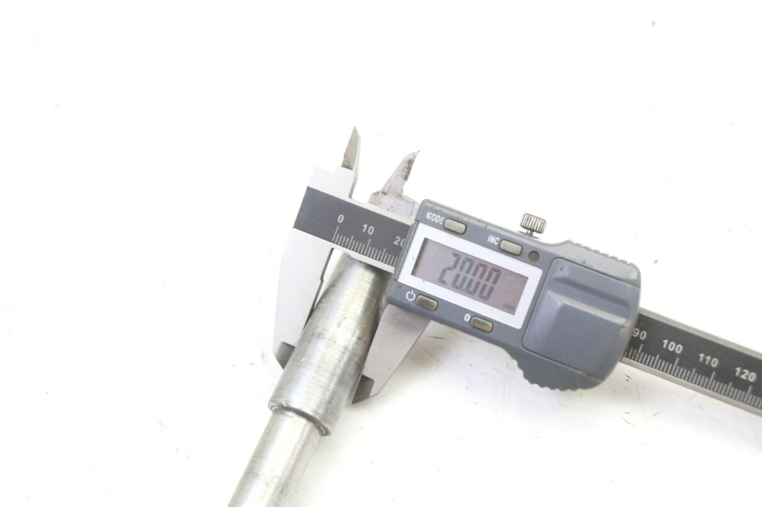 photo de FRONT WHEEL AXLE APRILIA CLASSIC 125 (1995 - 2001)