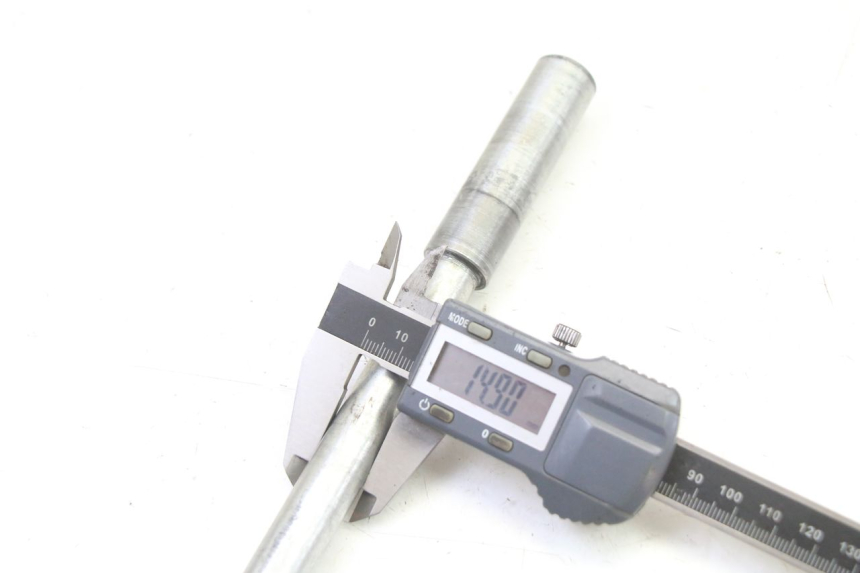 photo de FRONT WHEEL AXLE APRILIA CLASSIC 125 (1995 - 2001)