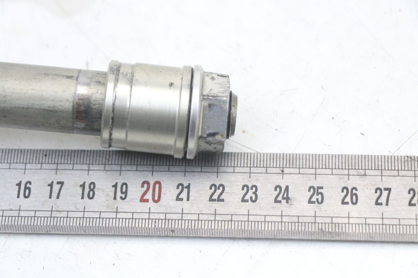 photo de FRONT WHEEL AXLE HONDA CRF R 250 (2020 - 2021) - Zoom on usage condition