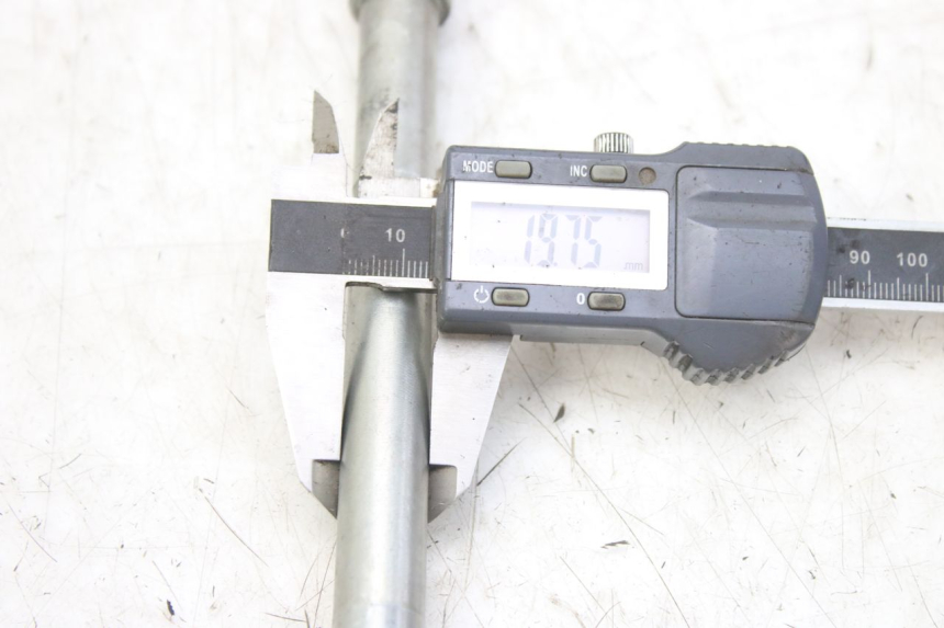 photo de FRONT WHEEL AXLE DERBI GPR 50 (2004 - 2009)