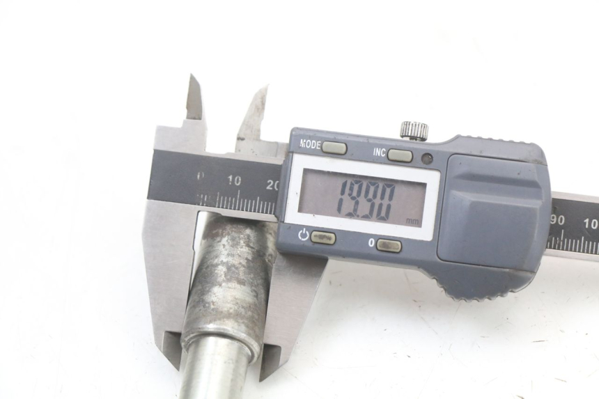 photo de FRONT WHEEL AXLE GILERA DNA 50 (2000 - 2007)