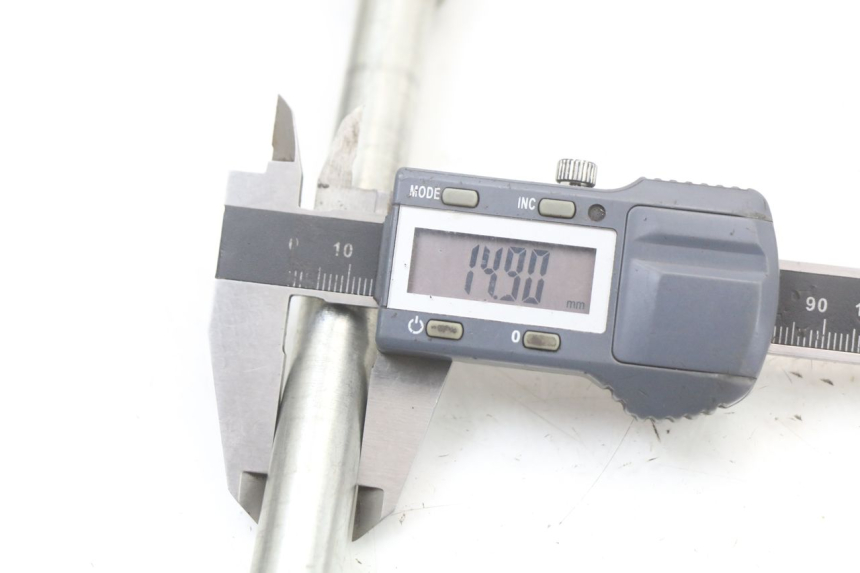 photo de FRONT WHEEL AXLE GILERA DNA 50 (2000 - 2007)