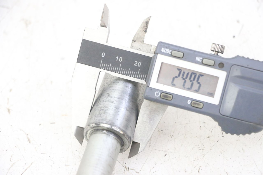 photo de FRONT WHEEL AXLE HONDA FORZA ABS 300 (2013 - 2019)