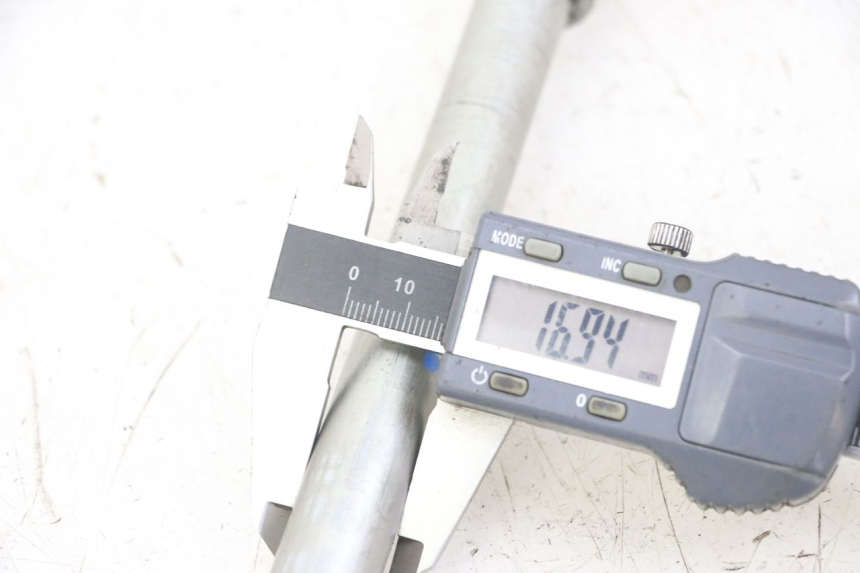 photo de FRONT WHEEL AXLE HONDA FORZA ABS 300 (2013 - 2019)