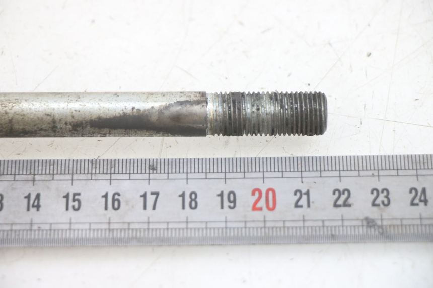 photo de FRONT WHEEL AXLE GILERA RK 50 (1996 - 1999)