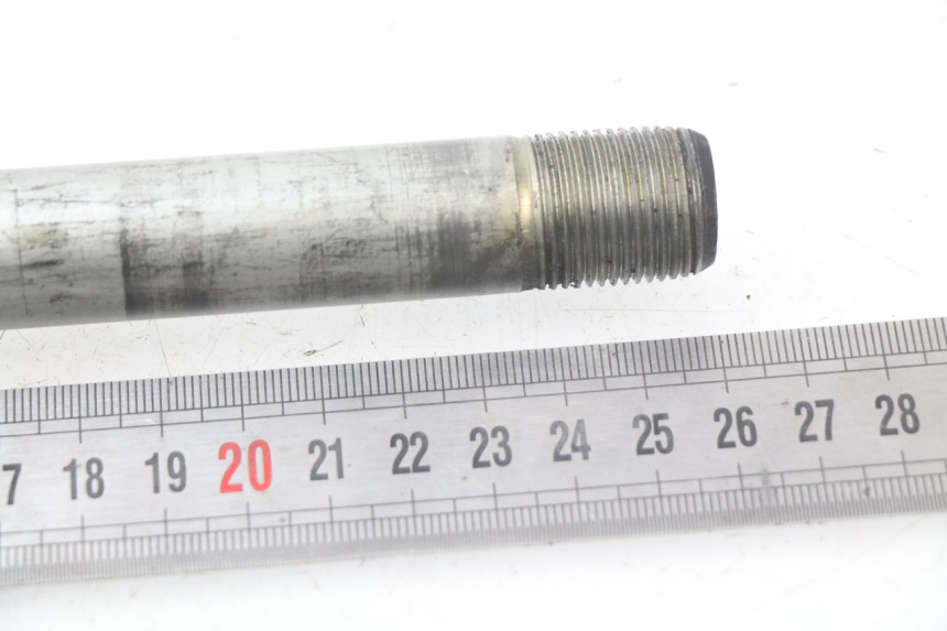 photo de FRONT WHEEL AXLE SUZUKI GSF N BANDIT 1200 (1996 - 1999)