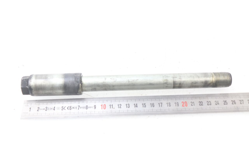 photo de FRONT WHEEL AXLE SUZUKI GSF N BANDIT 1200 (1996 - 1999)