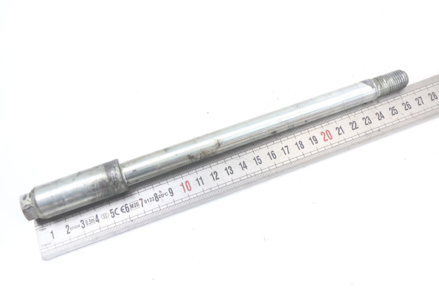 photo de FRONT WHEEL AXLE SUZUKI GZ MARAUDER 125 (1998 - 2004)