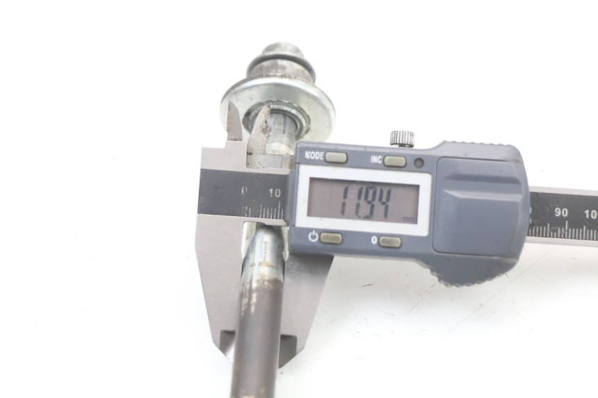 photo de FRONT WHEEL AXLE HYOSUNG GF 125 (2001 - 2005)