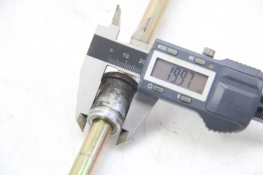 photo de FRONT WHEEL AXLE SYM JET EURO X 2T 50 (2003 - 2007)