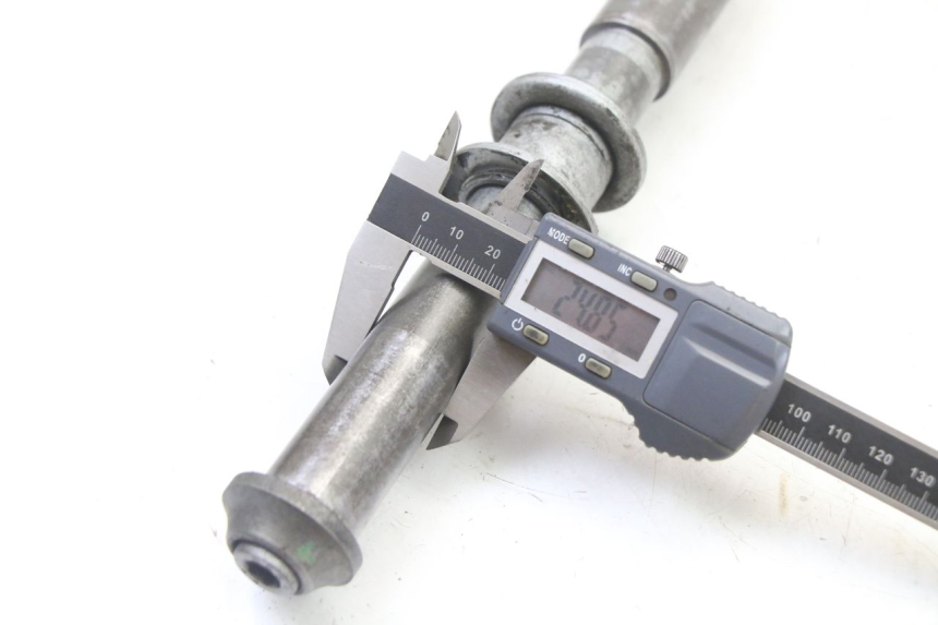 photo de FRONT WHEEL AXLE BMW K 75 RT 750 (1989 - 1997)