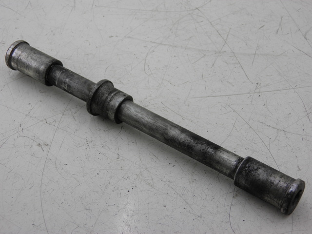 photo de FRONT WHEEL AXLE KAWASAKI ZR 7 750 (1999 - 2001)