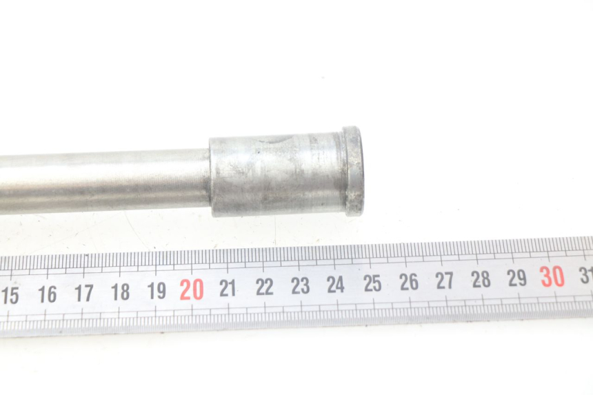 photo de FRONT WHEEL AXLE KAWASAKI ZR7 ZR-7 S 750 (1999 - 2004)