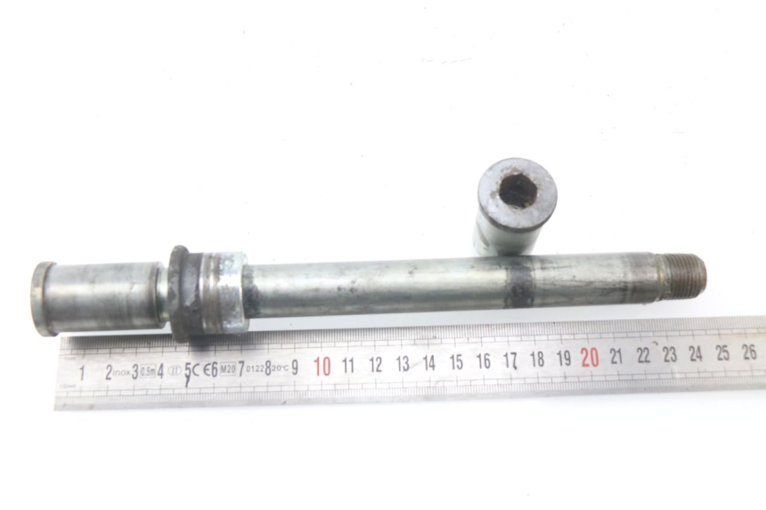 photo de FRONT WHEEL AXLE KAWASAKI ZZR 600 (1995 - 2004)