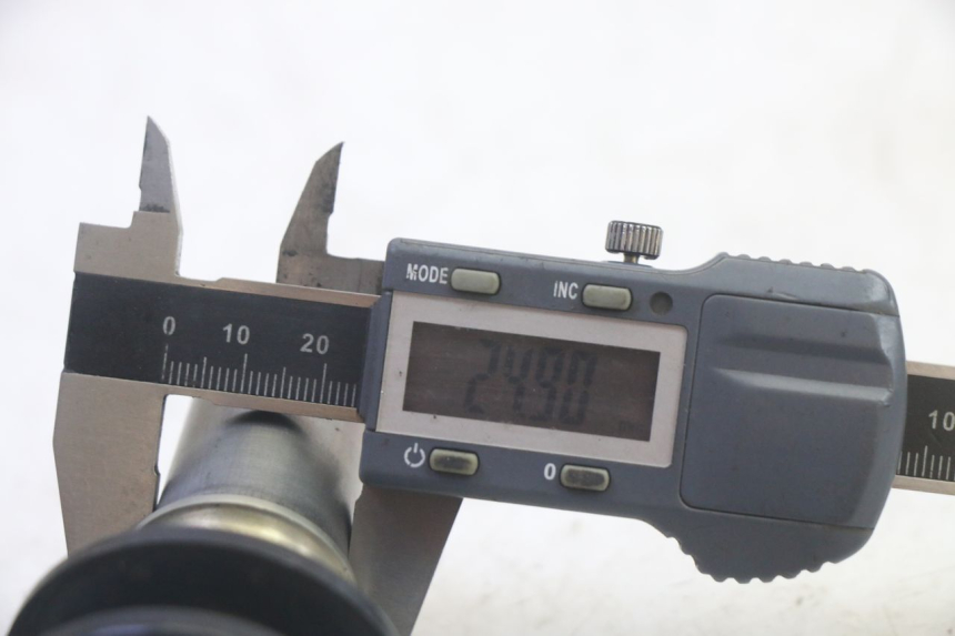 photo de FRONT WHEEL AXLE KAWASAKI KXF KX-F 250 (2017 - 2019) - Technical close-up